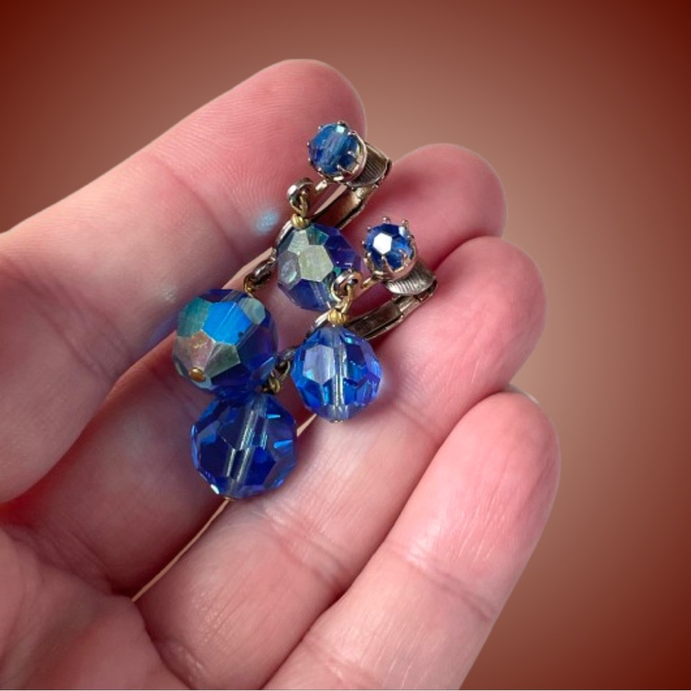 π¨π¨FINAL SALE!!π¨π¨Vintage silvertone blue AB Aurora Borealis crystal clip earrings - Picture 2 of 15